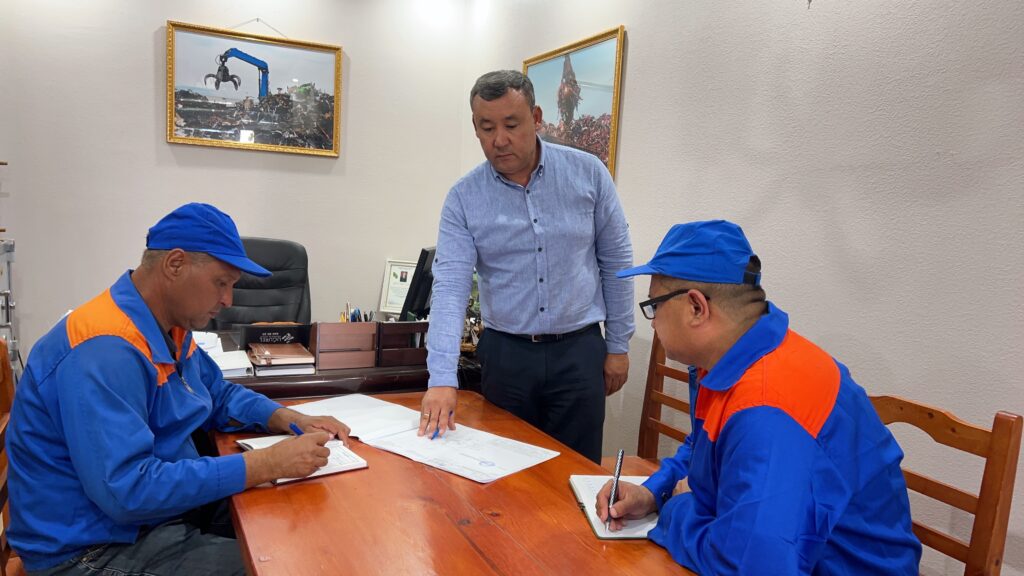 atajan talking to employees